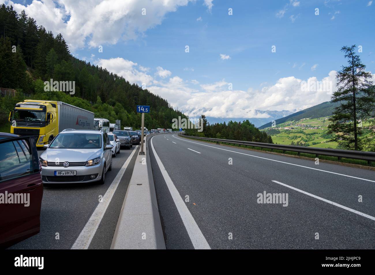Verkehrsstau auf der Brennerautobahn in Richtung Süden Italien zu Beginn der Urlaubszeit Foto Stock