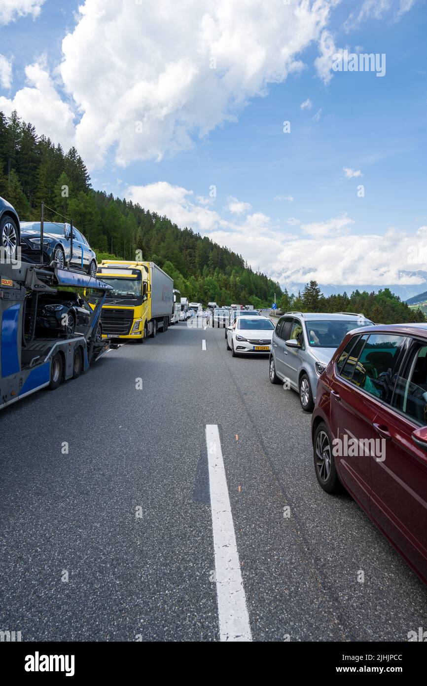 Verkehrsstau auf der Brennerautobahn in Richtung Süden Italien zu Beginn der Urlaubszeit Foto Stock