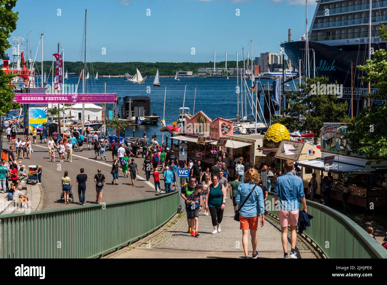 Kiel, Deutschland, 18.06.2022 Heute Abend wird die Kieler Woche 2022 feierlich Burch Bundeswitschaftsminister Habeck auf dem Rathausplatz eröffnet. Im Foto Stock