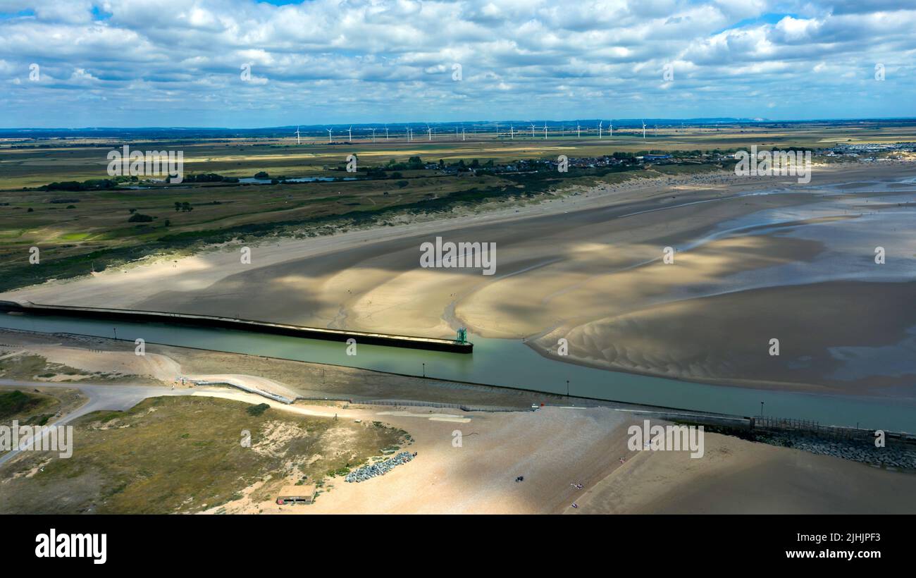 Vista aerea su Rye Harbour, East Sussex, tra cui l'estuario del fiume Rother, Camber Sands e la Little Cheyne Court Wind Farm. Foto Stock