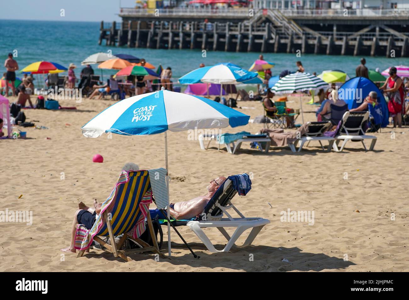 Persone sulla spiaggia a Bournemouth. I britannici sono impostati per sciogliersi il giorno più caldo britannico sul record come le temperature sono previste per colpire 40C. Data foto: Martedì 19 luglio 2022. Foto Stock