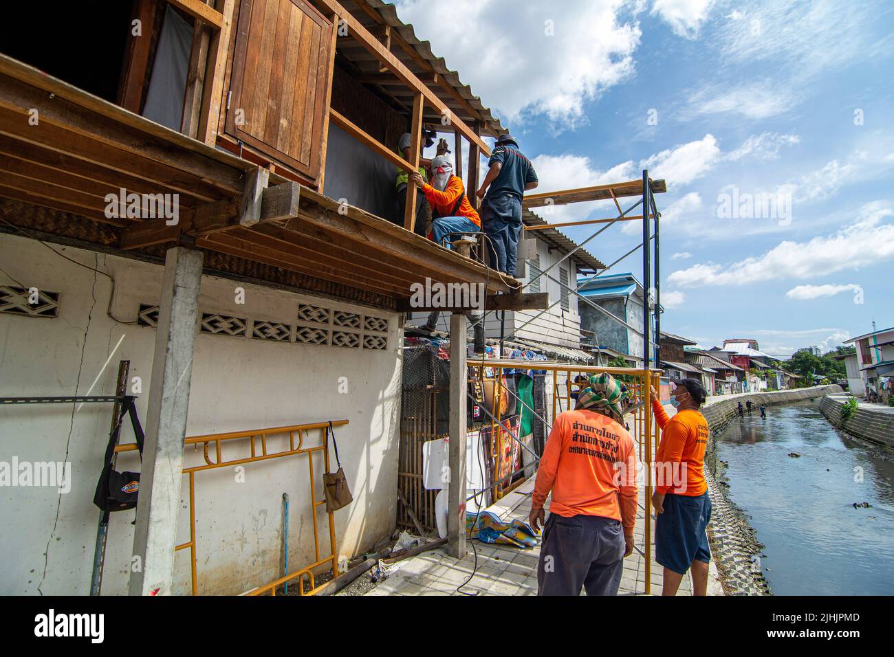 Chiang mai, Tailandia. 18th luglio 2022. I lavoratori del comune di Chiang mai rinnovano le case lungo il canale durante un progetto per migliorare il paesaggio urbano lungo il canale Khlong Mae Kha a Chiang mai. Il progetto prevede la costruzione di pavimentazioni, la creazione di un sistema di gestione delle acque reflue e il miglioramento del paesaggio. Il paesaggio urbano lungo di esso sarà una nuova strada a piedi nel comune di Chiang mai. (Foto di Pongmanat Tasiri/SOPA Images/Sipa USA) Credit: Sipa USA/Alamy Live News Foto Stock