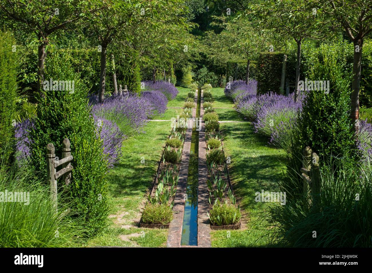 Giardino paesaggistico con lavanda e acqua corrente a Jardin Domaine de Poulaines nella Valle della Loira, Francia. Foto Stock