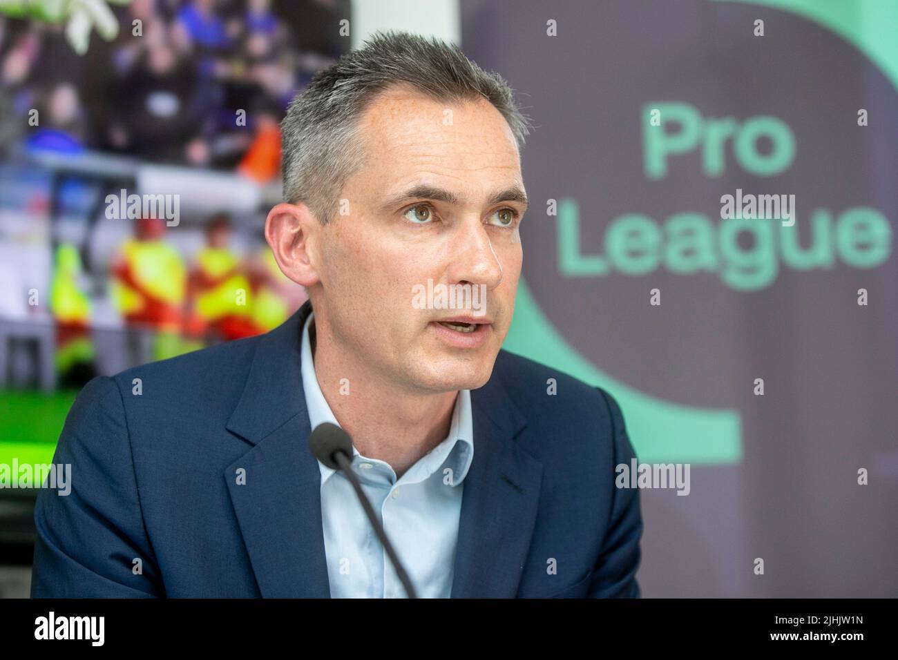 Il nuovo CEO della Pro League Lorin Parys ha illustrato durante la conferenza stampa Deloitte Belgium per presentare i risultati dello studio sull'impatto socioeconomico della Pro League sull'economia belga, alla squadra di calcio BX di Bruxelles, martedì 19 luglio 2022. Con una valutazione dell'impatto della crisi del Covid sul calcio belga e un'analisi del modo in cui la Pro League e i suoi club contribuiscono all'economia belga attraverso le relative spese, la creazione di posti di lavoro e contributi fiscali, e del modo in cui restituiranno alla società attraverso progetti sociali. BELGA FOTO KATIM KAGHAT Foto Stock