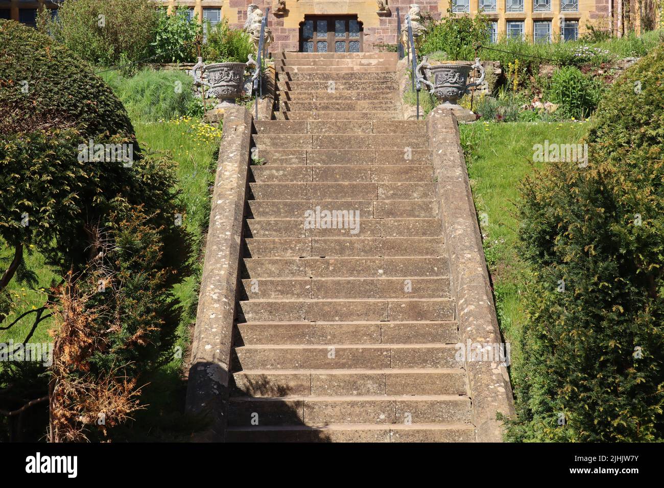 Due rampe di scalini in pietra conducono ad una casa signorile inglese Foto Stock