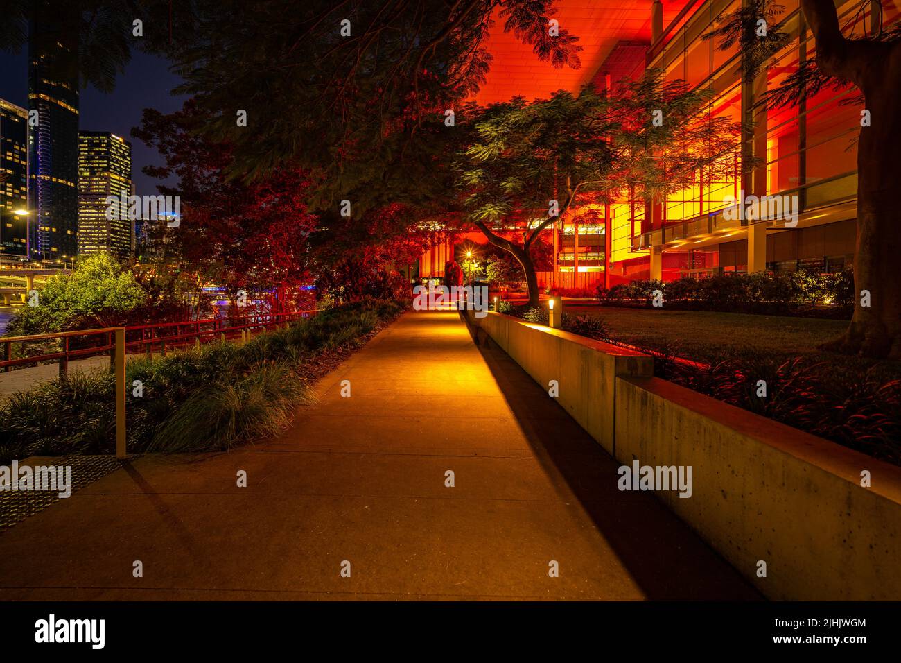 Brisbane, Australia - sentiero illuminato lungo L'edificio DELLA Galleria d'Arte moderna DI GOMA Foto Stock