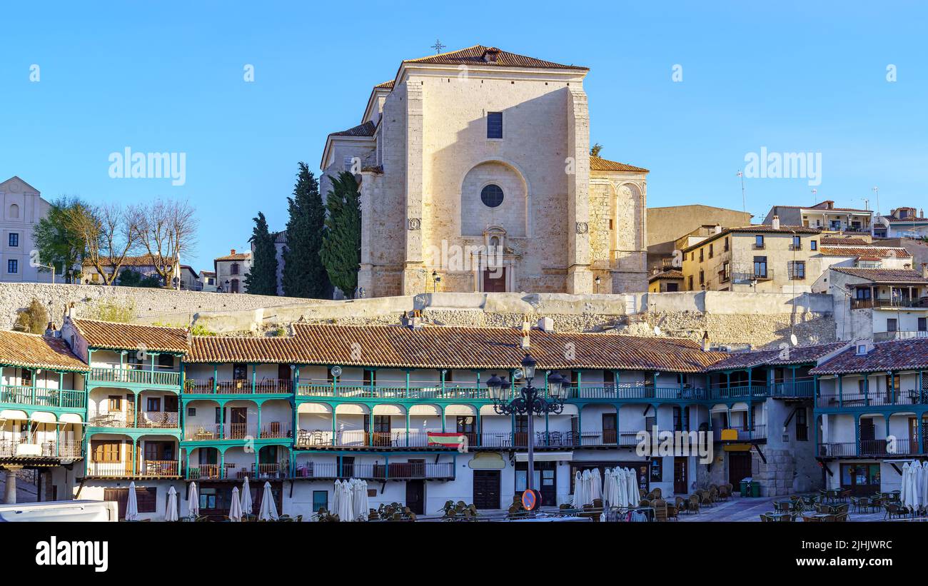 Grande chiesa medievale in una città vecchia in Spagna, situata sopra le case nella piazza centrale della città. Chichon, Madrid. Foto Stock