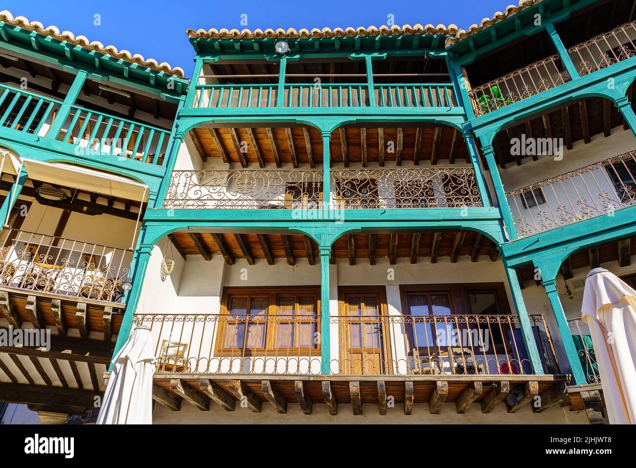 Tipici balconi nella piazza centrale di Chinchon a Madrid, vecchi balconi in legno in tutte le case. Spagna. Foto Stock