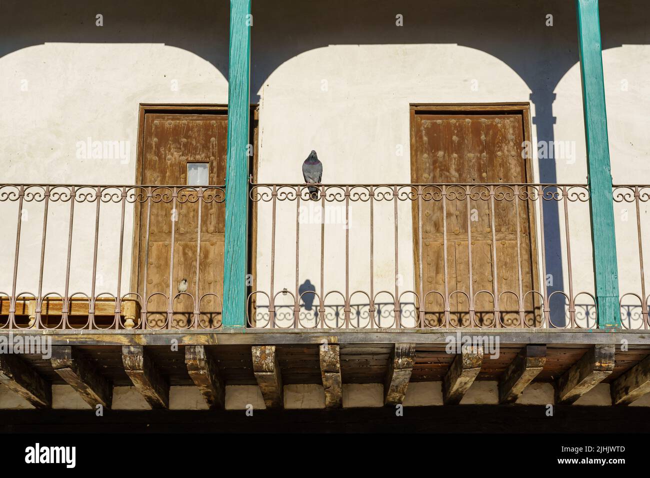Tipici balconi nella piazza centrale di Chinchon a Madrid, vecchi balconi in legno in tutte le case. Spagna. Foto Stock