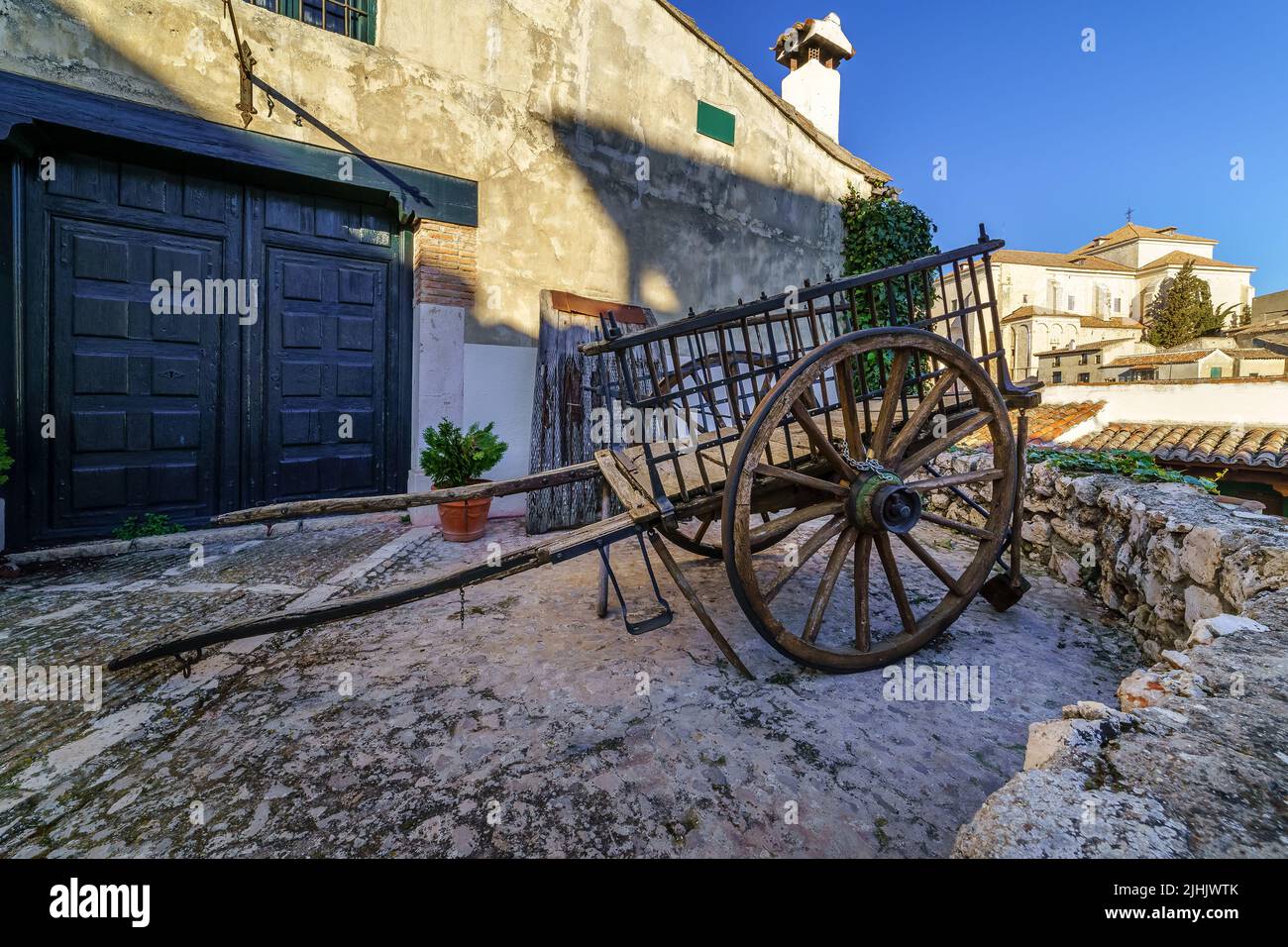 Tipico vecchio carrello di legno utilizzato per il trasporto in tempi antichi. Chichon, Madrid. Foto Stock