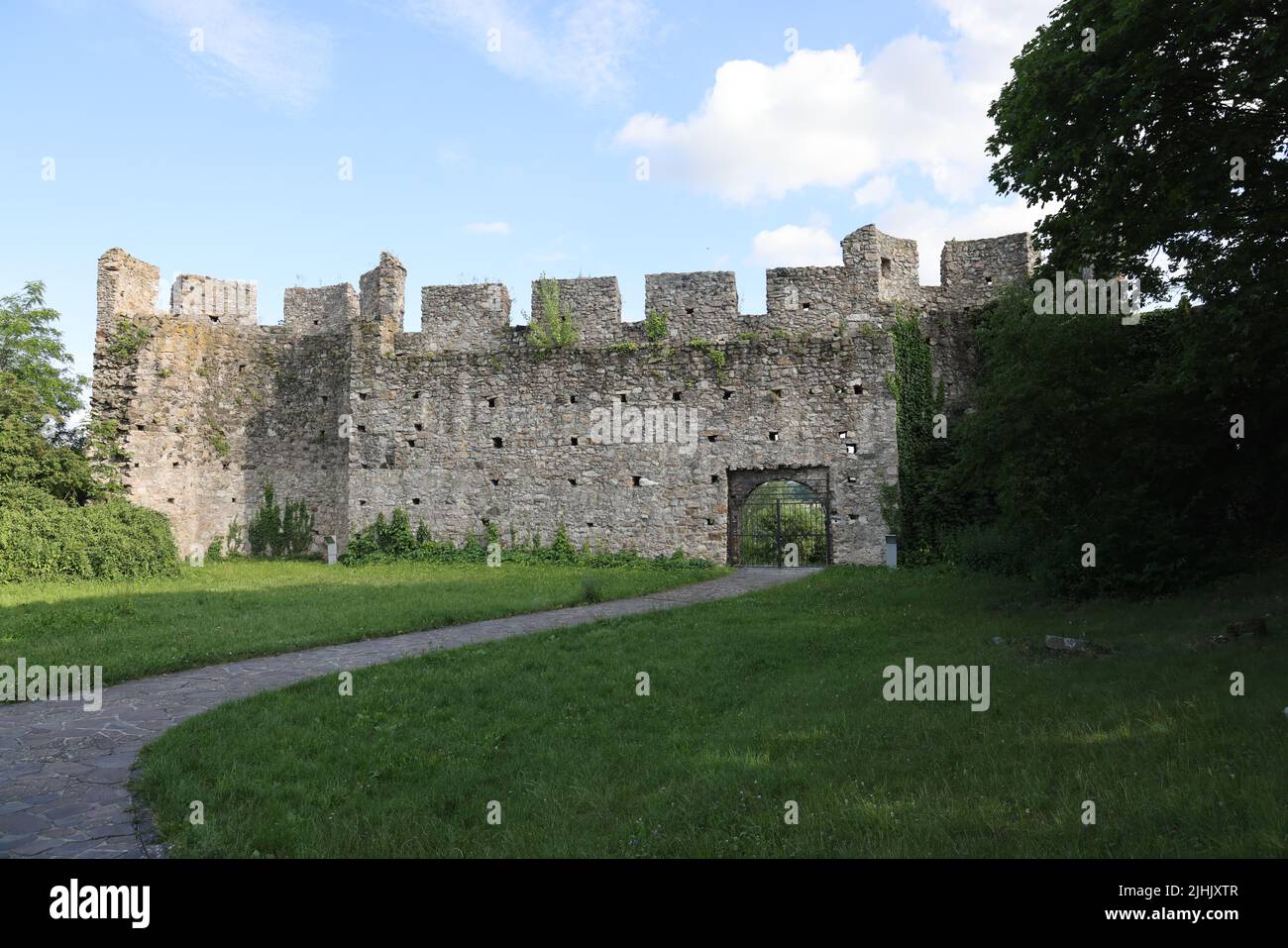 Porta meno fotografata sul retro della zona del Castello Devin (una fortezza storica in rovina) in Slovacchia Foto Stock