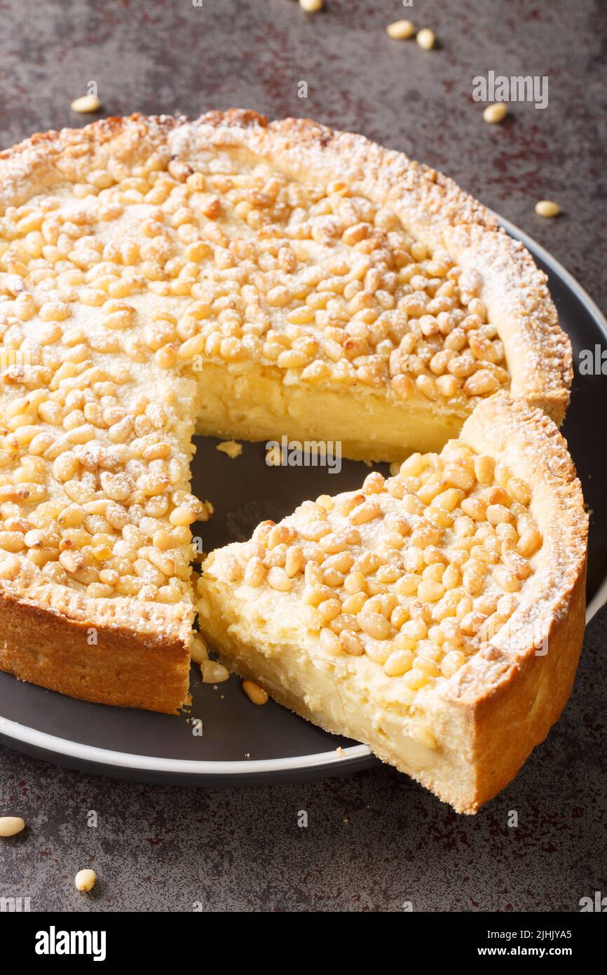 Dolce tradizionale toscano torta italiana della nonna o torta di nonna primo piano nel piatto sul tavolo. Verticale Foto Stock