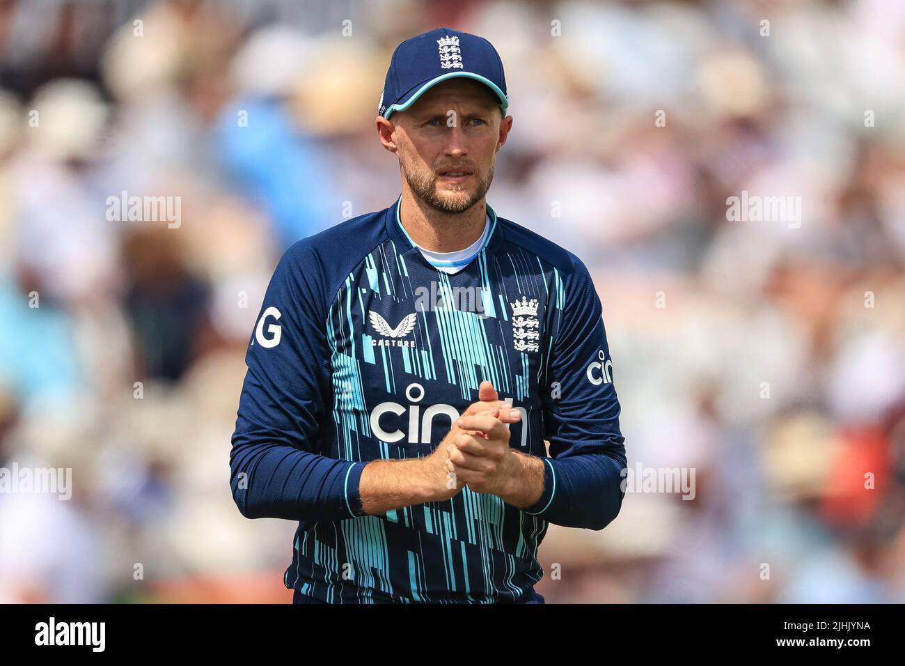 Joe Root of England esce per l'inizio del gioco Foto Stock