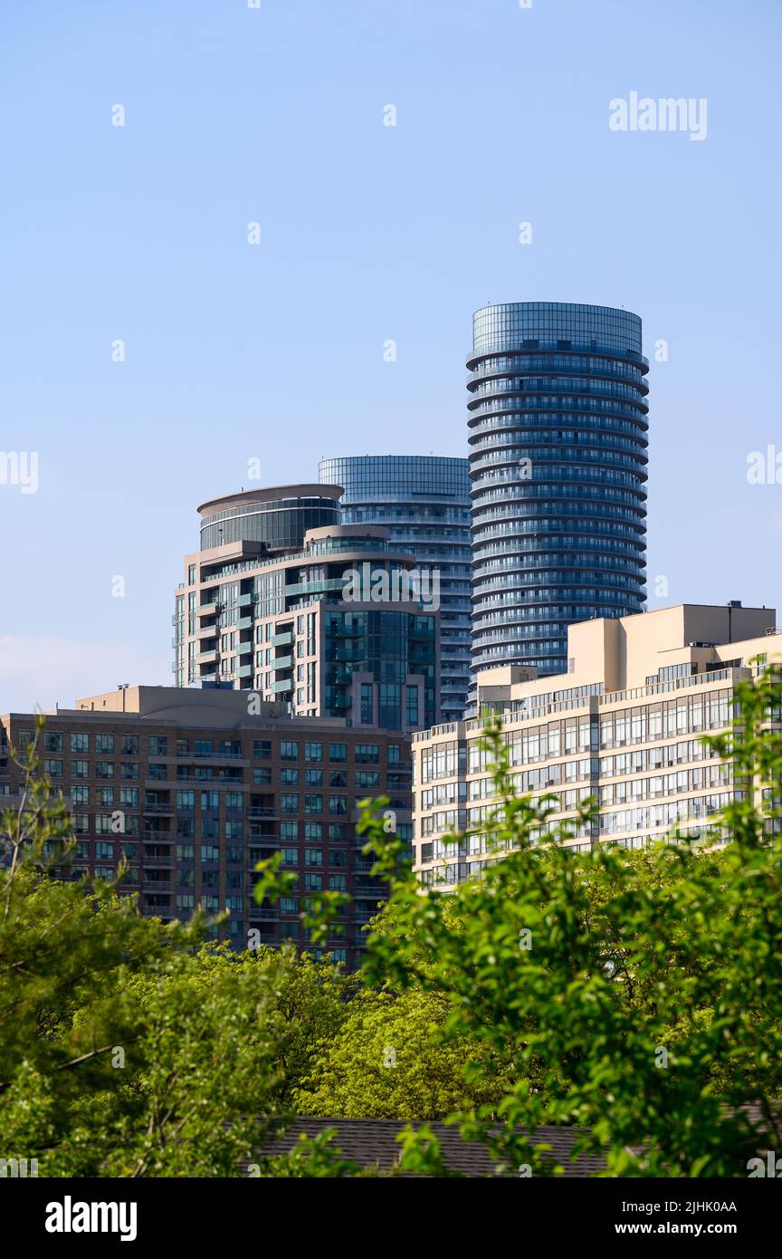 Le torri gemelle Absolute World (chiamate anche le Torri Marilyn Monroe) e altri edifici condominali a Mississauga, Ontario, Canada. Foto Stock