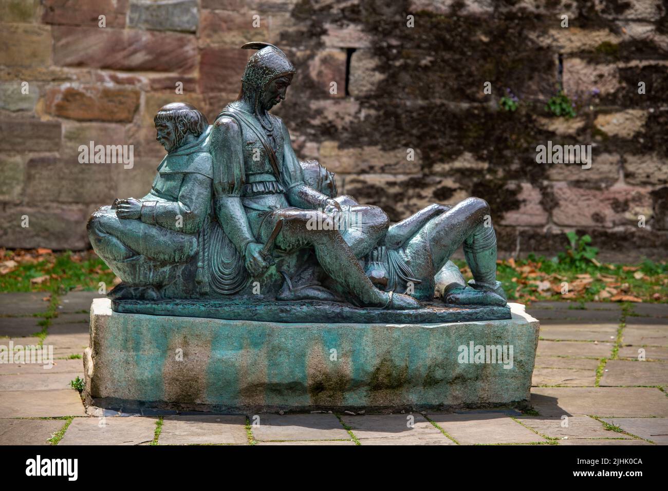 Statua di Little John, Friar Tuck & Will Stuteley personaggi della leggenda di Robin Hood fuori dal cancello del castello di Nottingham Foto Stock