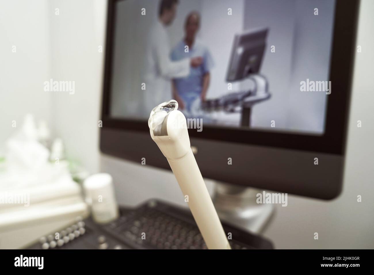 Un dispositivo a ultrasuoni è pronto per la procedura ginecologica Foto Stock