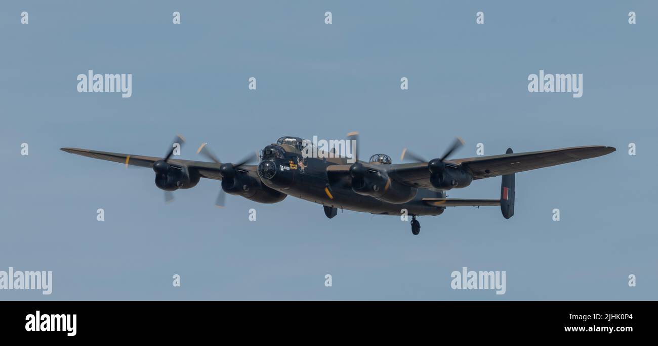 RAF Fairford, Gloucester, Regno Unito. 16 luglio 2022. Velivoli militari di tutte le forme e dimensioni, di tutte le epoche e paesi del mondo, si riuniscono per una delle più grandi esposizioni aeree del mondo. Immagine: Aereo della Battaglia di Gran Bretagna Memorial volo da RAF Coningsby, Avro Lancaster i pesante bombardiere Foto Stock