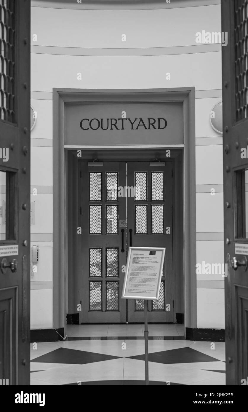 Sackler Library Courtyard at Oxford, Oxfordshire UK in una giornata piovosa bagnata nel mese di agosto - bianco e nero monocromatico Foto Stock