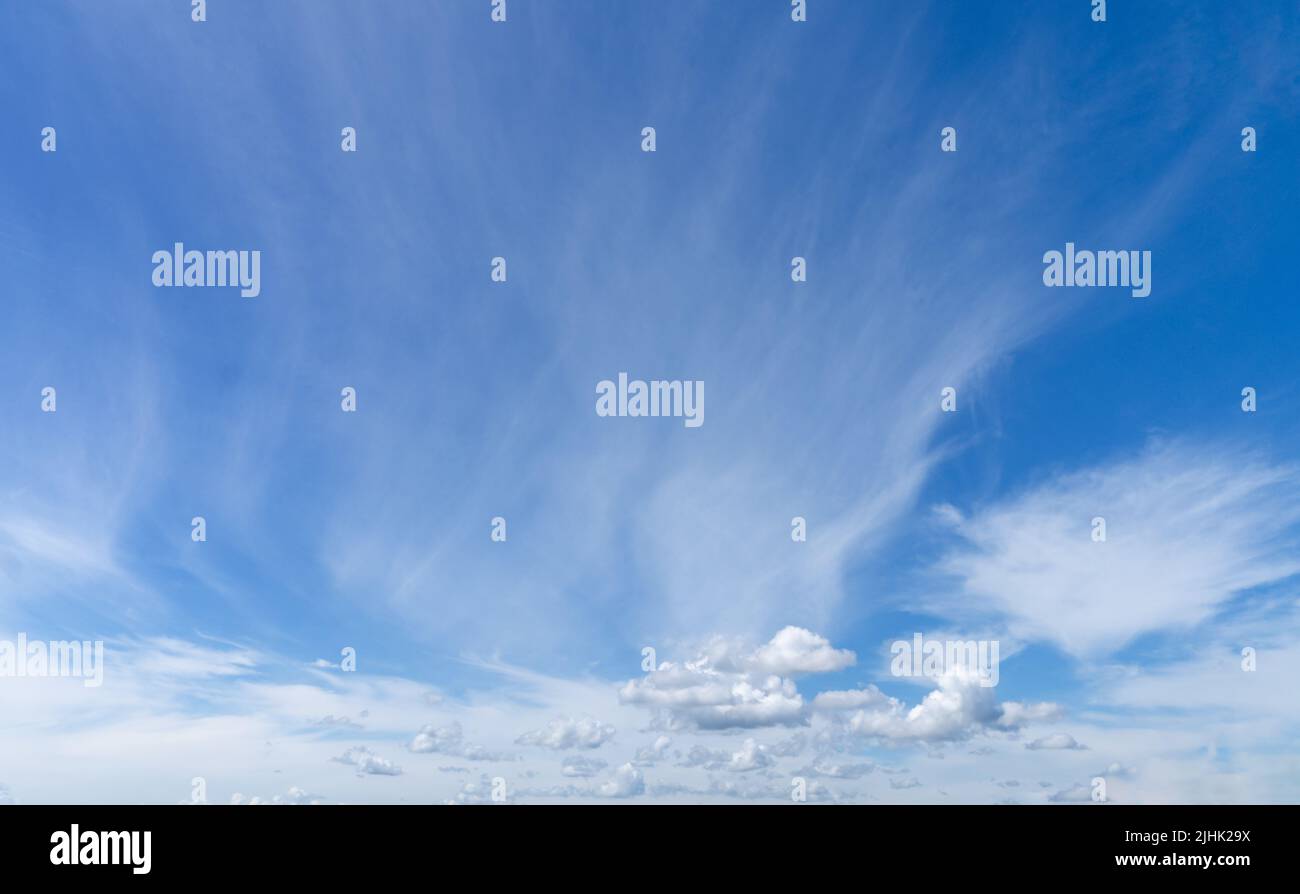 Il cielo con le nuvole. Nuvole bianche nel cielo blu. Cielo blu e nuvole. Foto Stock