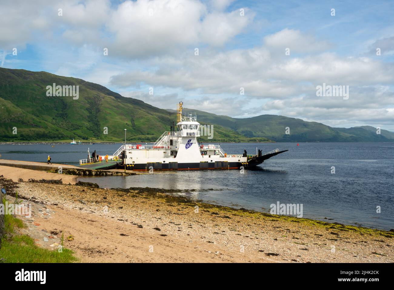 Il traghetto Corran ad Ardgour, un servizio di traghetto che collega Ardgour e Nether Lochaber, Scozia, Regno Unito. Un traghetto ro-ro (roll on roll off) Foto Stock