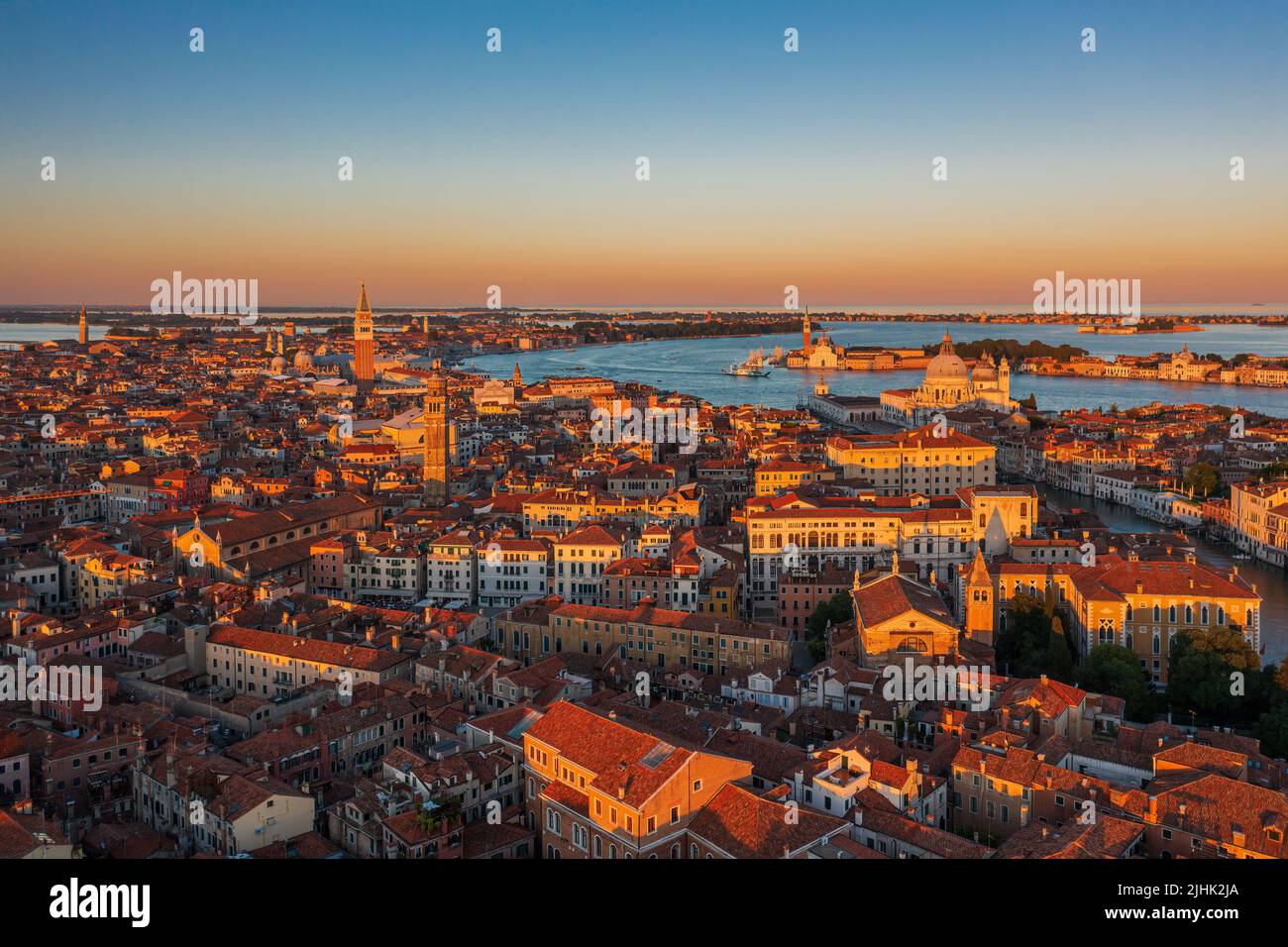 Incredibile skyline sul tetto di Venezia al crepuscolo Foto Stock