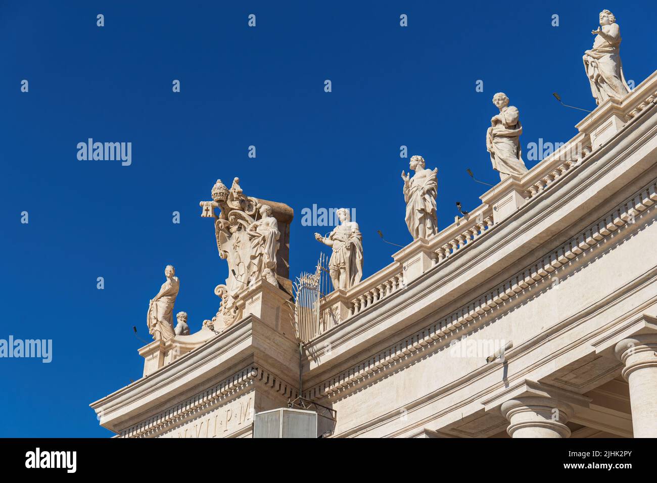 Vista del colonnato con statue di santi che circondano Piazza San Pietro Foto Stock