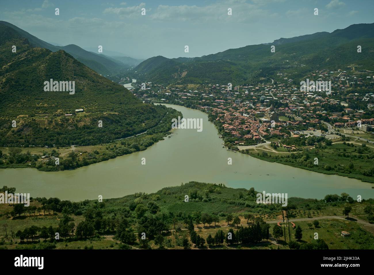 Georgia ,Mtskheta, confluenza dei fiumi Aragvi e Kura (Mtkvari) e la città di Mtskheta dalla cima del monte Jvari, vista giorno. Foto Stock