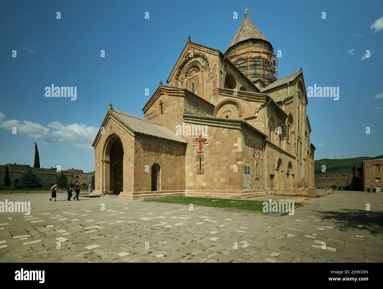La Cattedrale di Svetitskhoveli (Cattedrale del pilastro vivente) a Mtskheta, Georgia, con vista esterna della luce del giorno con i visitatori che entrano nella cattedrale Foto Stock