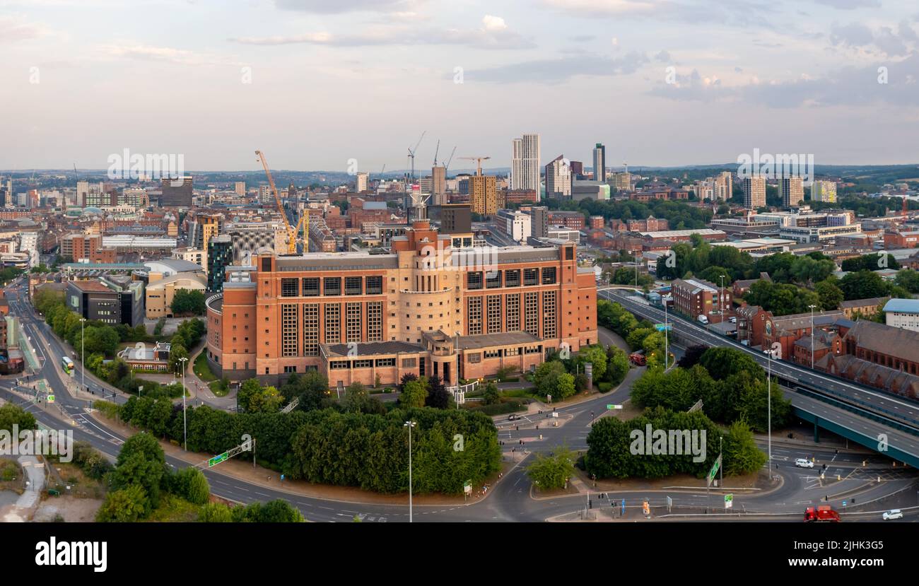 LEEDS, REGNO UNITO - 19 LUGLIO 2022. Una vista aerea dell'edificio Quarry House a Leeds con lo skyline cittadino alle spalle Foto Stock