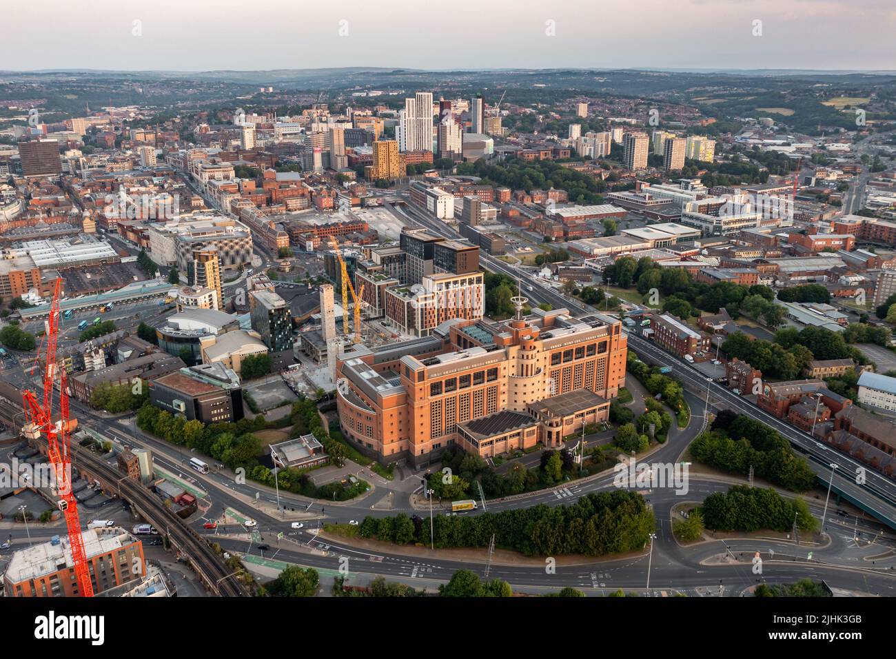 LEEDS, REGNO UNITO - 19 LUGLIO 2022. Una vista aerea dell'edificio Quarry House a Leeds con lo skyline cittadino alle spalle Foto Stock