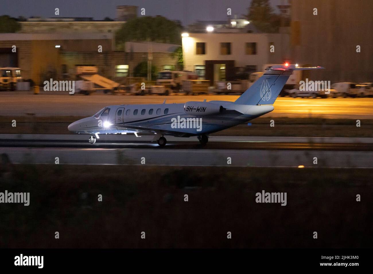 Air Charter Scozia Cessna 525B Citation CJ3+ (REG: 9h-WIN) pista di atterraggio 13 ben dopo il tramonto. Foto Stock