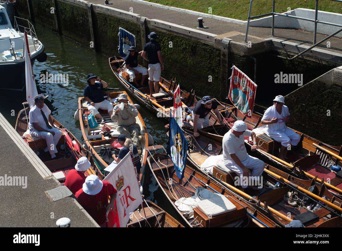 Bray, Regno Unito. 19th luglio 2022. Swan Uppers sul Tamigi a Bray Lock. Swan Upping è il tradizionale censimento britannico annuale di cigni e cigneti sul Tamigi da parte delle Royal Swan Uppers e Swan Uppers delle società di livrea Vintners e Dyers. Purtroppo il numero di cigneti è giù dopo l'influenza aviaria all'inizio di quest'anno e il numero di cigni che sono stati uccisi da brutali attacchi di cani e giovani. Credit: Maureen McLean/Alamy Live News Foto Stock