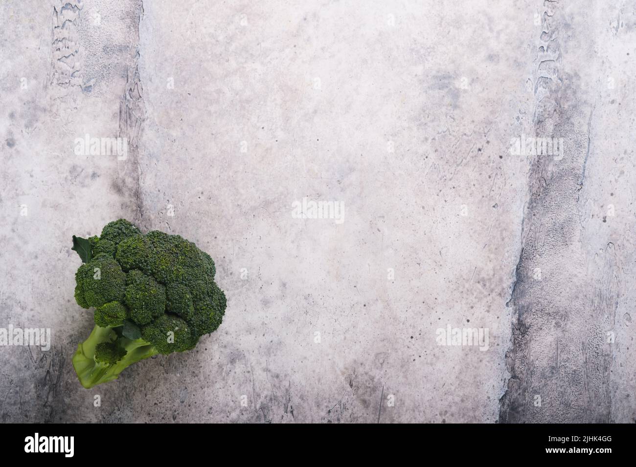 Broccolini. Mazzo fresco di germogli di broccoli su tavola o sfondo grigio di cemento. Concetto di cibo sano. Concetto di crisi alimentare. Cibo cucina di fondo. Foto Stock