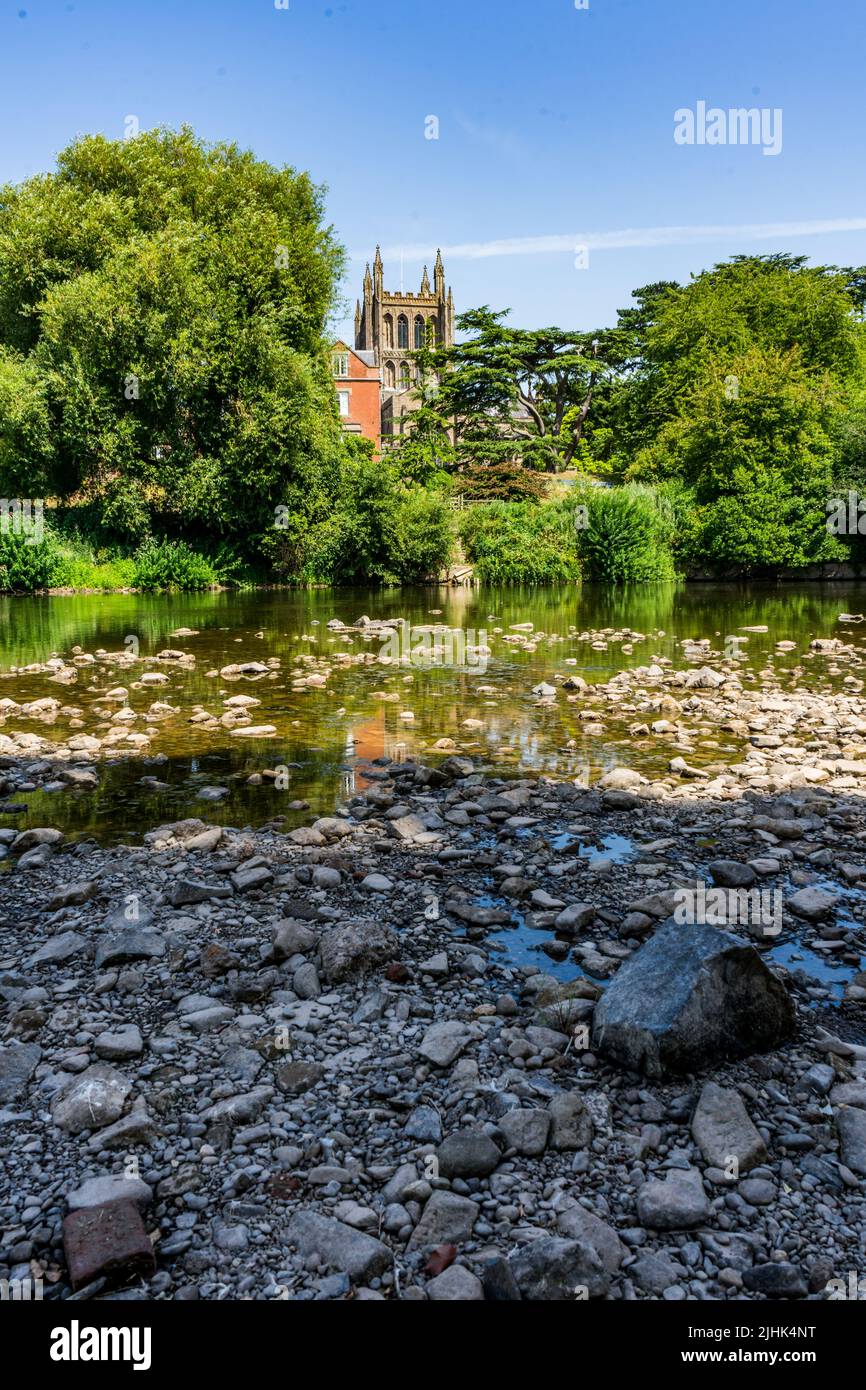 HEREFORD, REGNO UNITO - 19 LUGLIO 2022: I livelli dell'acqua sul fiume Wye sono diminuiti in modo insignificante durante la recente ondata di caldo. Quando la temperatura raggiunge la metà degli anni 30 entro mezzogiorno nella città di Hereford, i livelli del fiume sono più bassi che nel 1976, quando le sue acque hanno superato la temperatura critica di 27°C e migliaia di pesci sono morti. Foto Stock