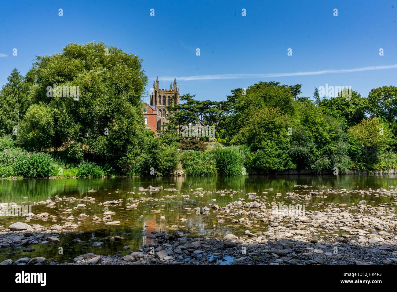 HEREFORD, REGNO UNITO - 19 LUGLIO 2022: I livelli dell'acqua sul fiume Wye sono diminuiti in modo insignificante durante la recente ondata di caldo. Quando la temperatura raggiunge la metà degli anni 30 entro mezzogiorno nella città di Hereford, i livelli del fiume sono più bassi che nel 1976, quando le sue acque hanno superato la temperatura critica di 27°C e migliaia di pesci sono morti. Foto Stock