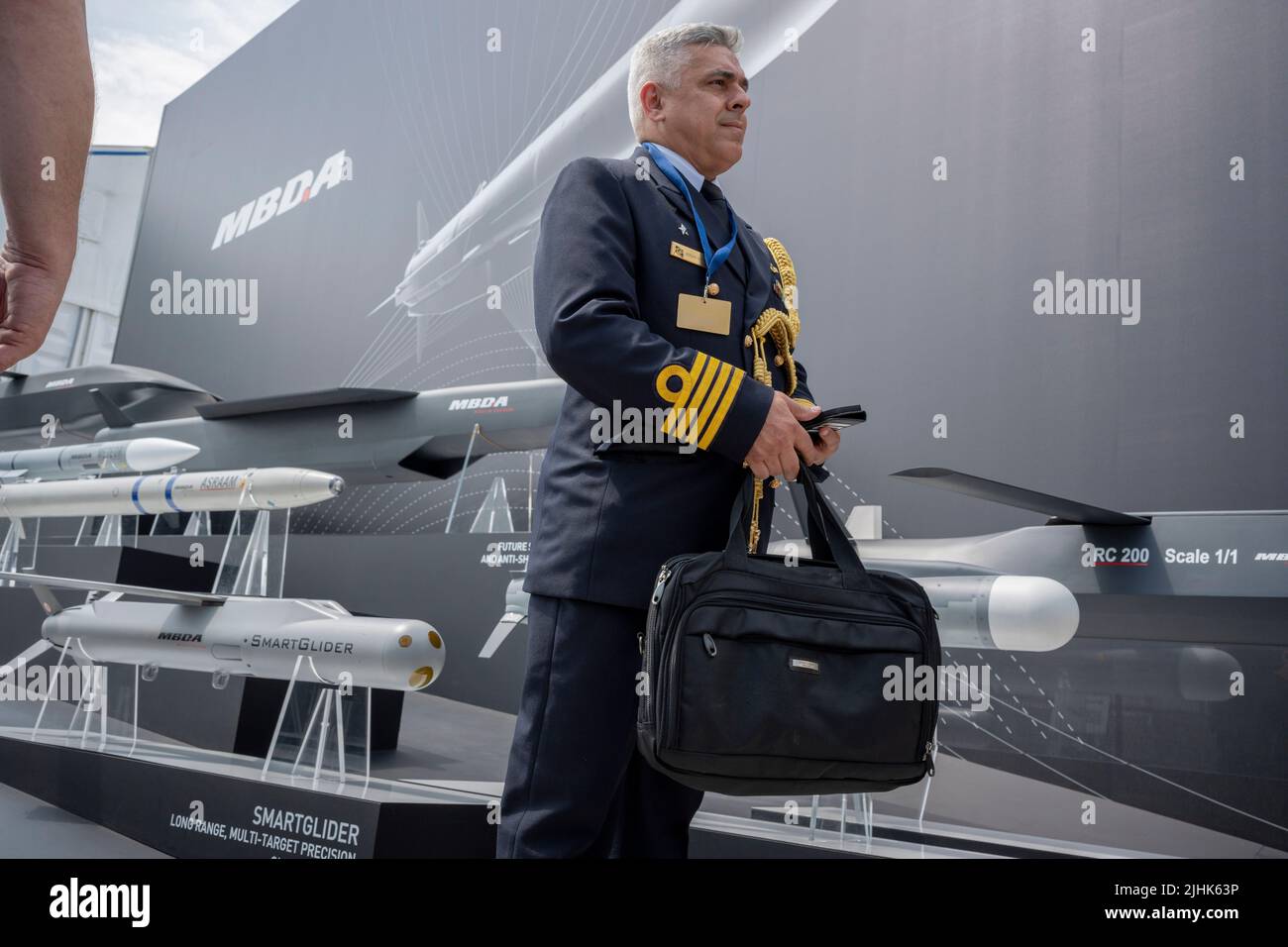 Il personale militare straniero di Bazil in visita alla compagnia di difesa francese, MBDA, il 18th luglio 2022, a Farnborough, in Inghilterra, ha visitato le mostre di missili durante il salone aereo di Farnborough. MBDA, leader mondiale nei sistemi missilistici e missilistici, è un gruppo multinazionale con 10.000 dipendenti che lavorano in Francia, Regno Unito, Italia, Germania, Spagna e Stati Uniti. Il Farnborough International Airshow (FIA) è una fiera del settore aerospaziale e della difesa che, grazie a Covid, si svolge per la prima volta in quattro anni. La pandemia ha avuto un impatto importante sull'aviazione commerciale, mentre il Foto Stock