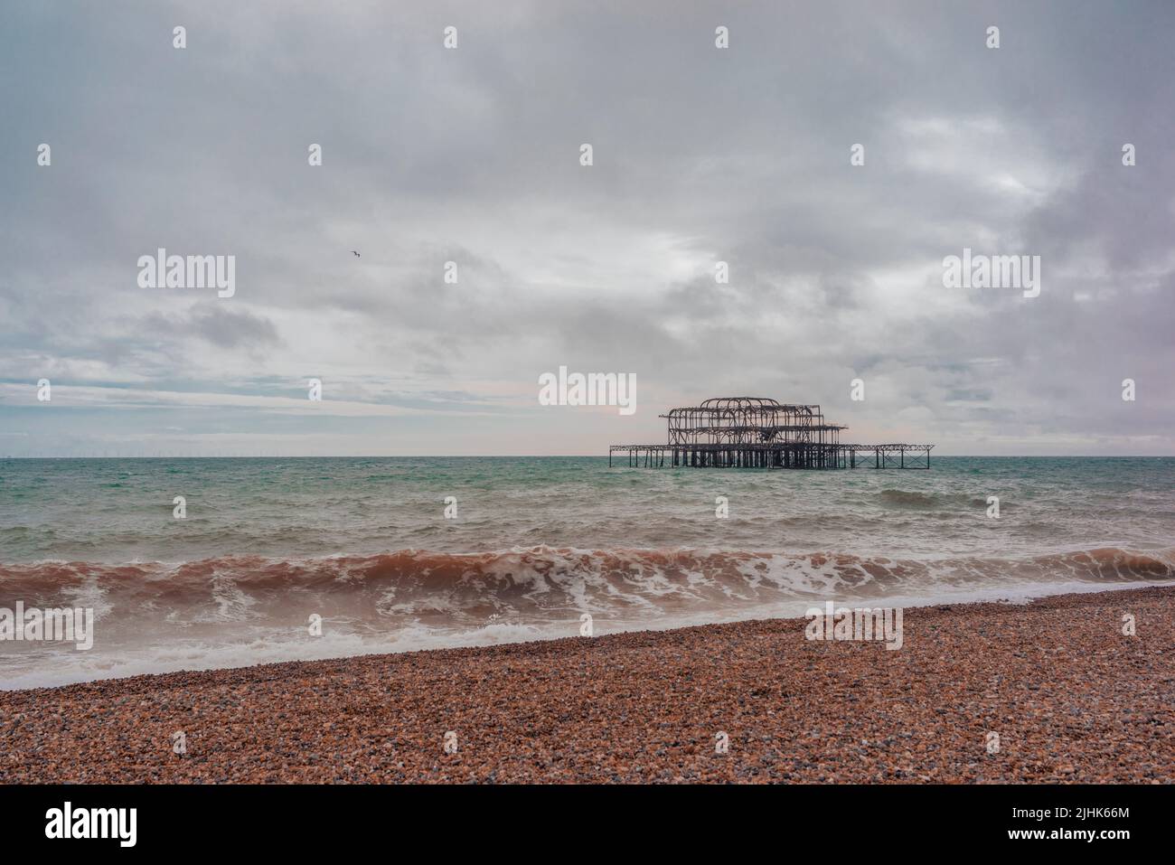 I resti di West Pier a Brighton durante il tempo tempesta, Brighton Beach, East Sussex, Inghilterra, Regno Unito Foto Stock