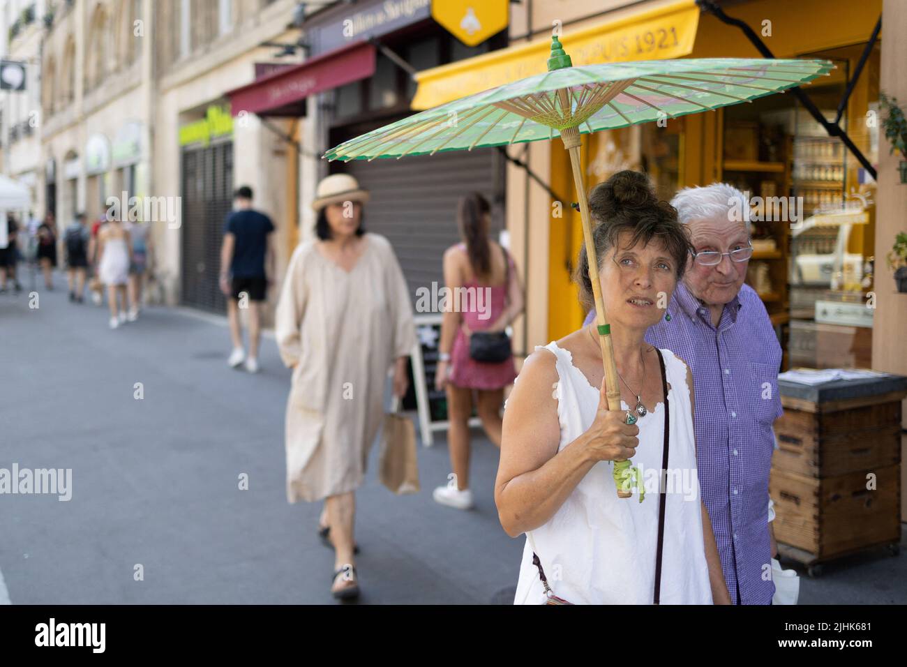 Persone a Parigi durante un'ondata di calore il 19 luglio 2022. Dopo la Spagna e il Portogallo, la Francia sta assistendo a una terza ondata di caldo in meno di un mese, un segno di cambiamento climatico e le estati più calde a venire dove 35 gradi sarà la norma ha detto la società francese meteo broadcast società francese Meteo Francia. Foto di Raffaello Lafargue/ABACAPRESS.COM Foto Stock