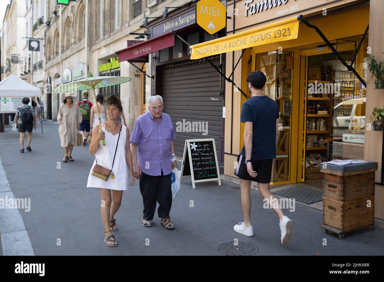 Persone a Parigi durante un'ondata di calore il 19 luglio 2022. Dopo la Spagna e il Portogallo, la Francia sta assistendo a una terza ondata di caldo in meno di un mese, un segno di cambiamento climatico e le estati più calde a venire dove 35 gradi sarà la norma ha detto la società francese meteo broadcast società francese Meteo Francia. Foto di Raffaello Lafargue/ABACAPRESS.COM Foto Stock