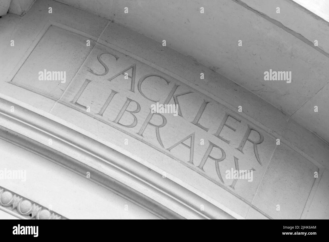 Primo piano dettaglio della Sackler Library a Oxford, Oxfordshire Regno Unito in una giornata piovosa bagnata nel mese di agosto - bianco e nero monocromatico Foto Stock