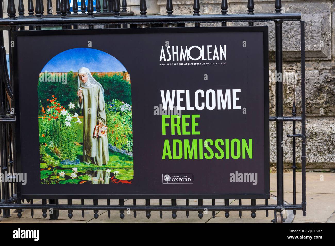 L'Ashmolean Museum of Art and Archaeology University of Oxford è l'ingresso gratuito a Oxford, Oxfordshire UK, in una giornata piovosa bagnata ad agosto Foto Stock