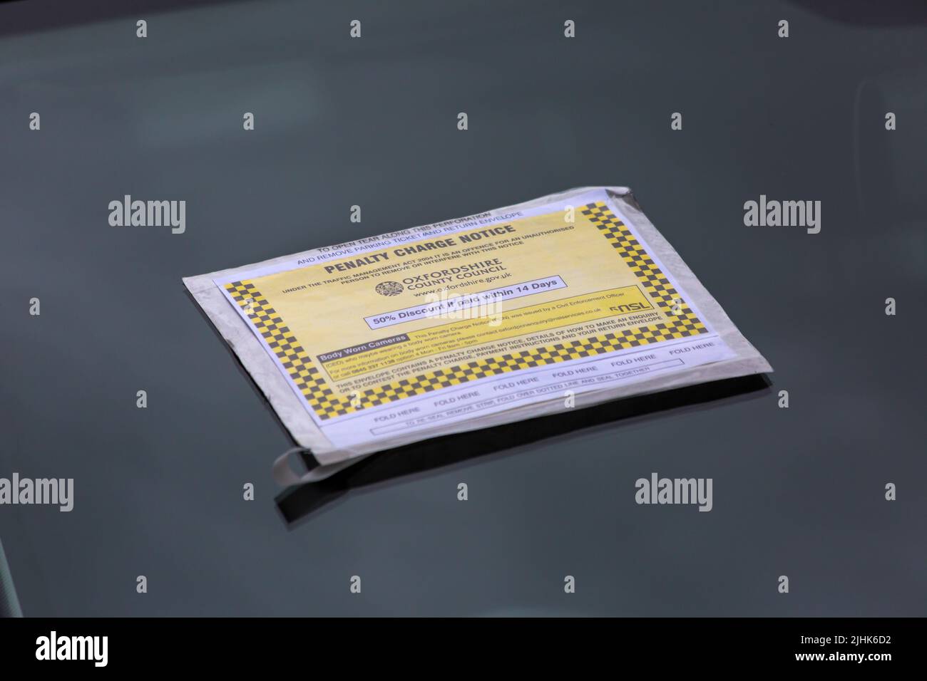 Avviso di penalità sul parabrezza dell'auto a Oxford, Oxfordshire UK in una giornata piovosa bagnata nel mese di agosto Foto Stock