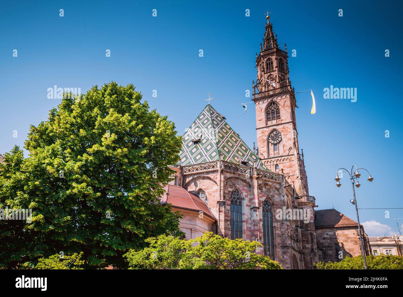 Vista da est. Cattedrale Maria Himmelfahrt, Assunzione di Maria, è la chiesa parrocchiale della capitale altoatesina Bolzano e la cattedrale della R. Foto Stock