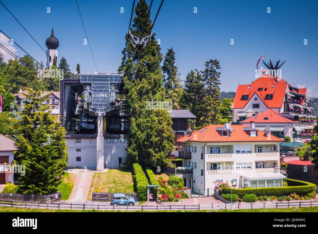 Arrivo alla stazione di Soprabolzano. Funuvia del Renon - Rittner Seilbahn. Stazione del terminal della funivia. Soprabolzano, piccolo e pittoresco villaggio. Soprab Foto Stock
