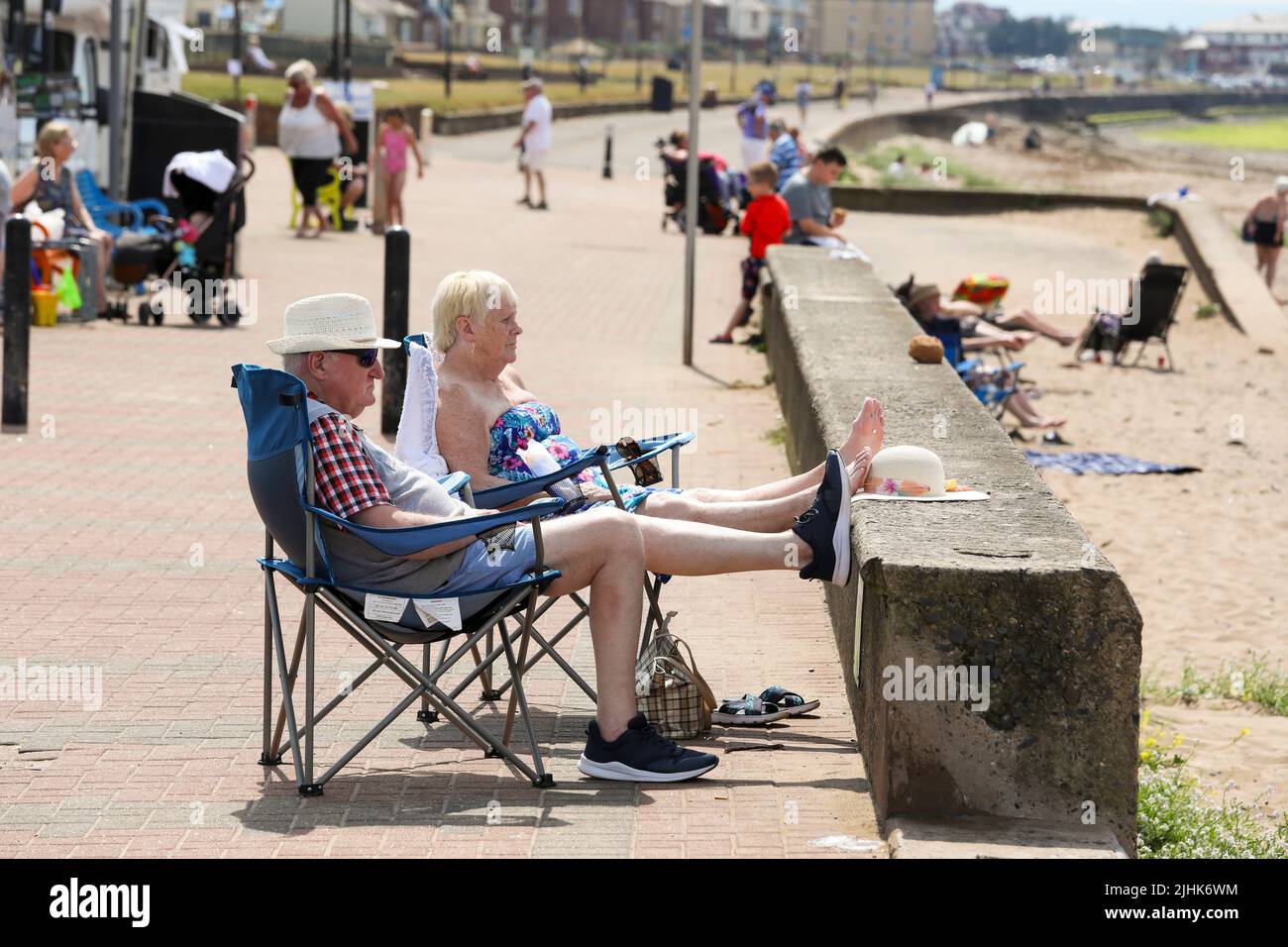 19 luglio 2022, Prestwick, Regno Unito. Il giorno più caldo dell'estate, e con temperature di oltre 40C registrate in alcune parti del Regno Unito, turisti e locali affollano a Prestwick Beach Credit: Findlay / Alamy Live News Foto Stock