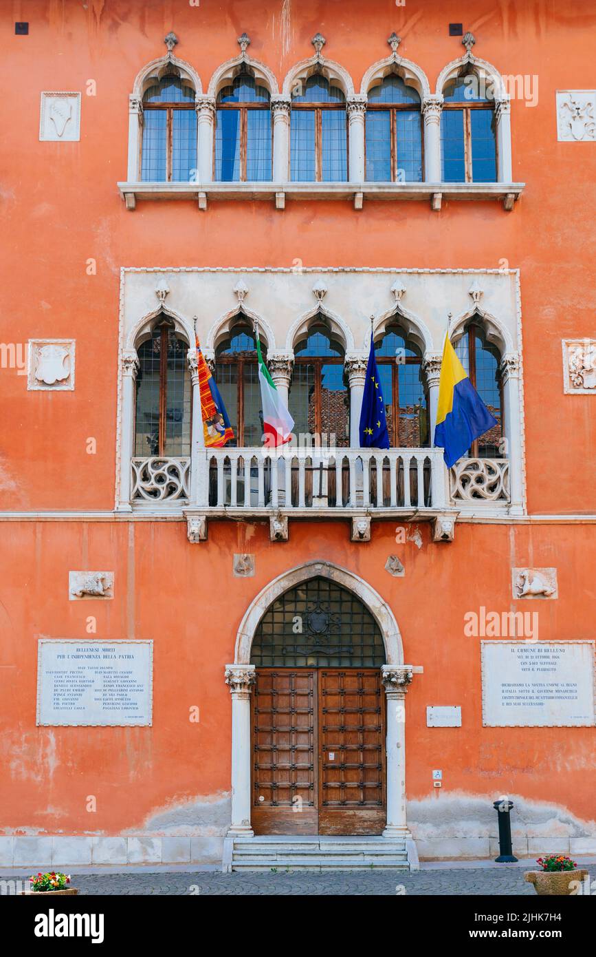Palazzo Rosso, costruito nel 1833 dall'architetto Giuseppe Segusini, in stile neogotico. La sede del comune di Belluno si trova lì. Bellun Foto Stock