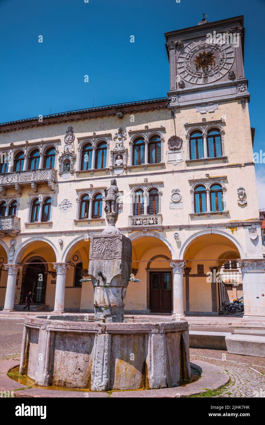 Fontana e statua di San Gioatà, San Giovanni Battista, sullo sfondo il Palazzo dei Rettori. Piazza del Duomo. Belluno, Veneto, Italia, Europa Foto Stock