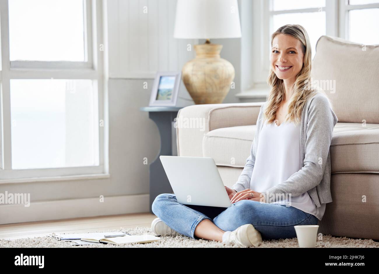 Essere un freelance significa trasformare qualsiasi spazio nel mio ufficio. Ritratto di una giovane donna che usa un computer portatile a casa. Foto Stock