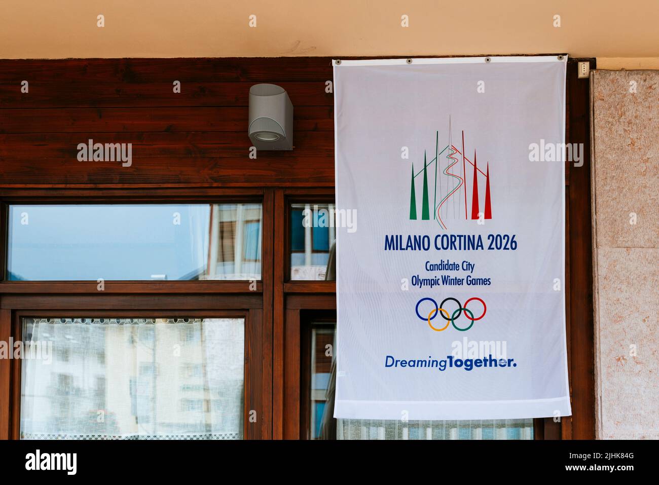 Bandiera di Milano - Cortina 2026, candidata City Olimpics Winter Games. Sognare Toguether. Cortina d'Ampezzo, Provincia di Belluno, Veneto, Italia, Europa Foto Stock