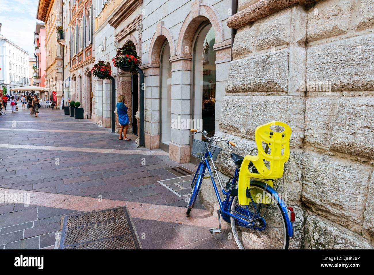 Bicicletta adatta per il trasporto di bambini parcheggiati in strada. Trento ,Trentino, Trentino-Alto Adige/Südtirol, Italia, Europa Foto Stock